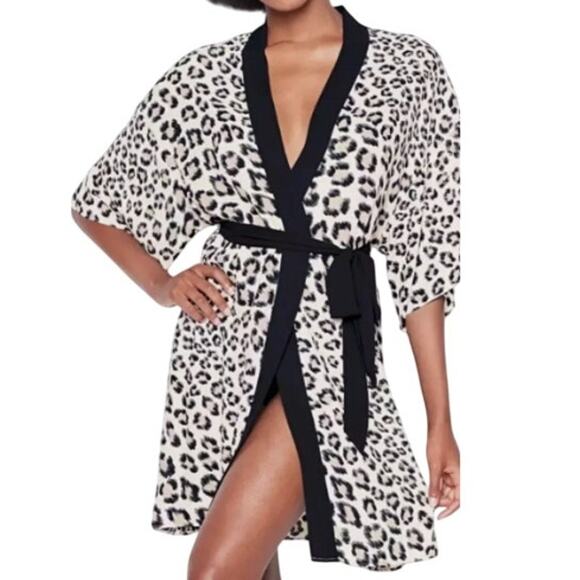🥂5 for $25🥂 Victoria's Secret White Leopard Print Wrap Kimono Robe XS - Picture 1 of 6